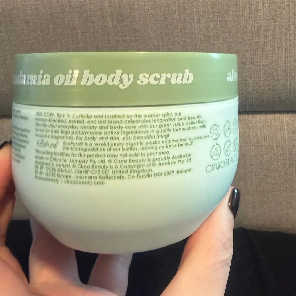 Ciroa Aloe Vera and Macadamia Oil Body Scrub